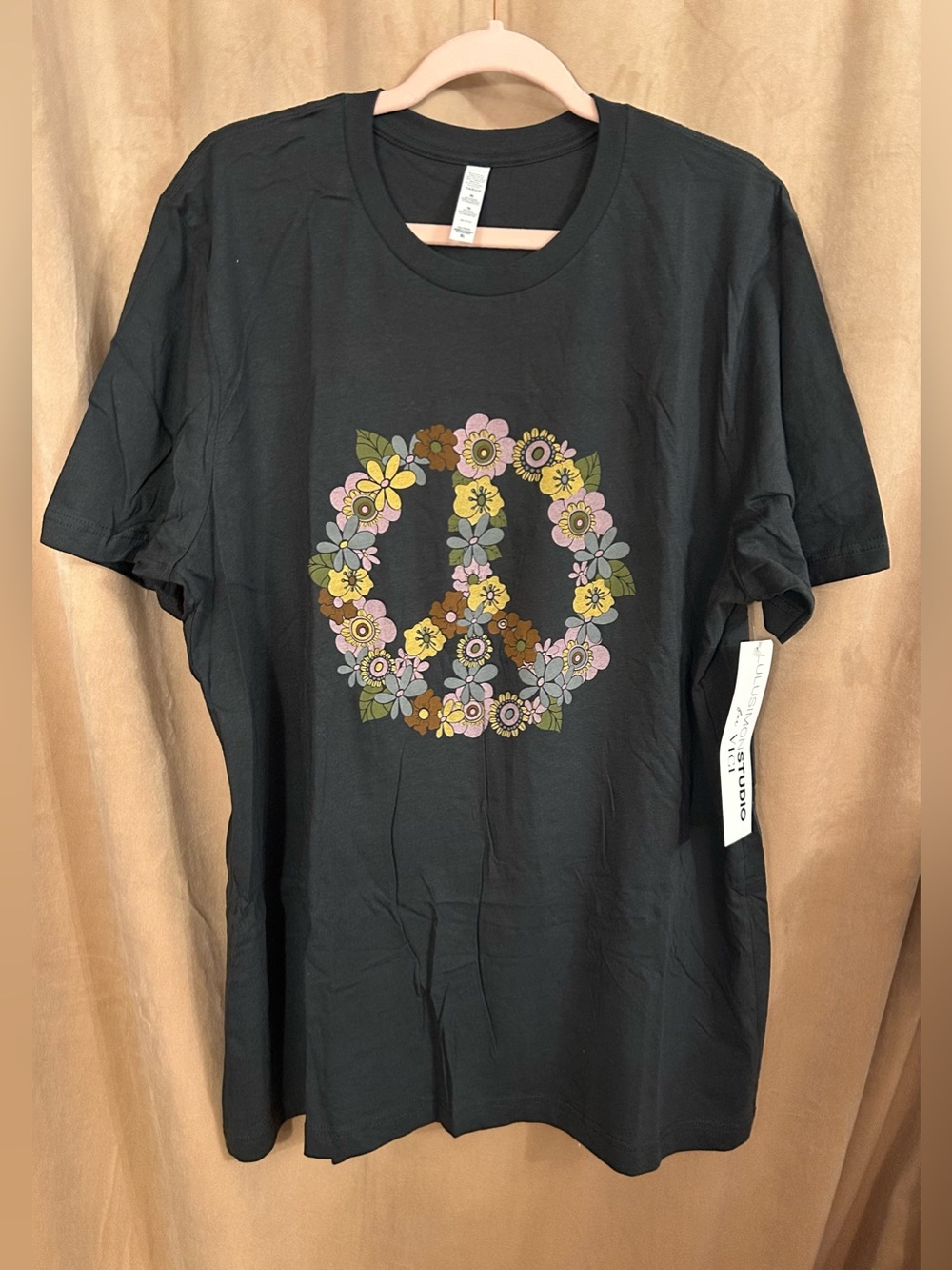 VICI COLLECTION PEACE GRAPHIC TEE
